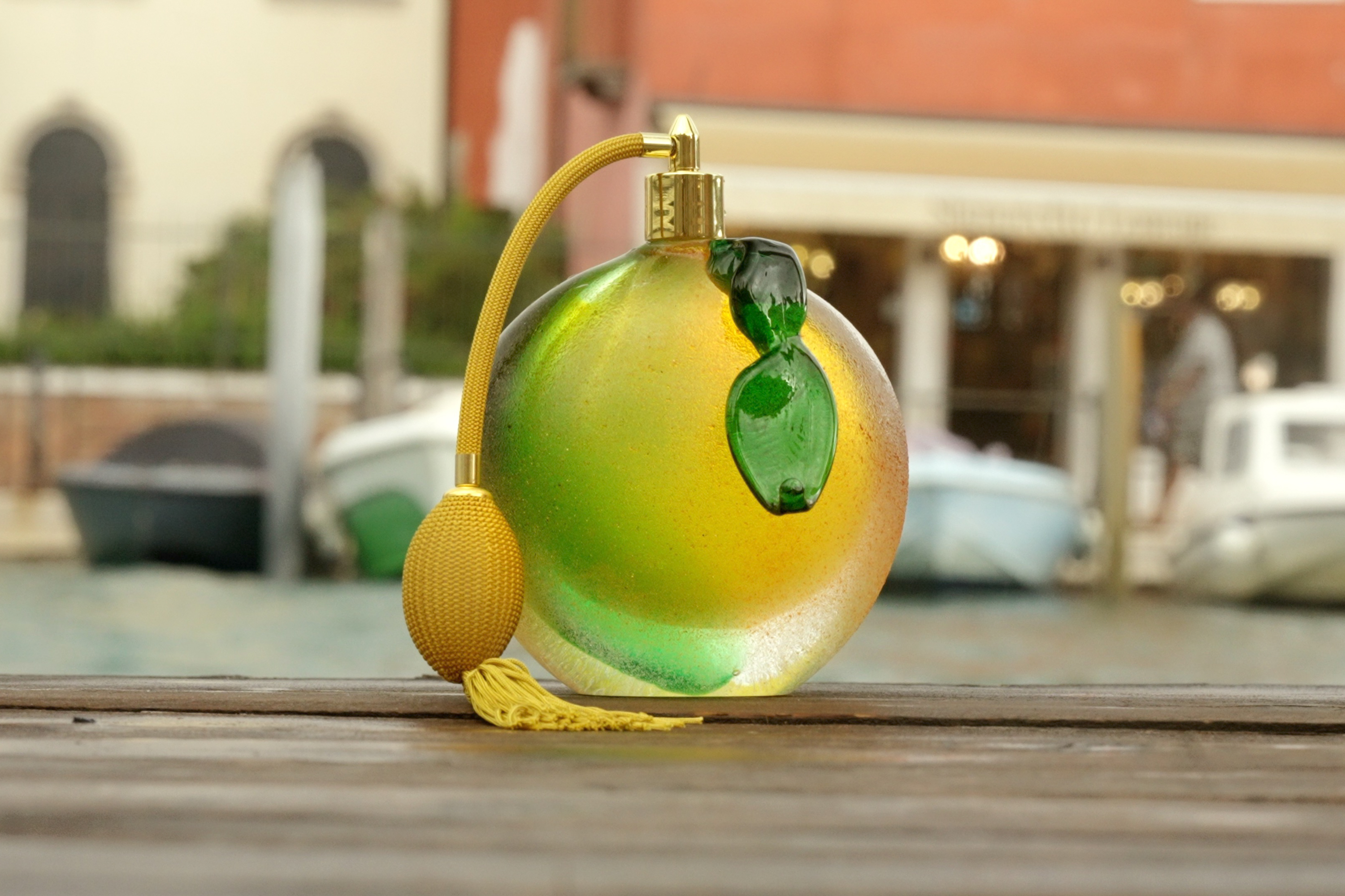 Packshot du contenant en verre produit à Murano